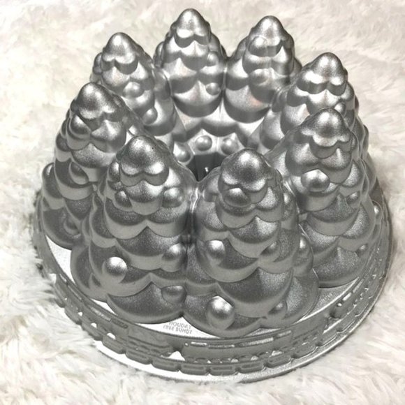NWOT Nordic Ware Holiday Tree Bundt Non-Stick Pan
